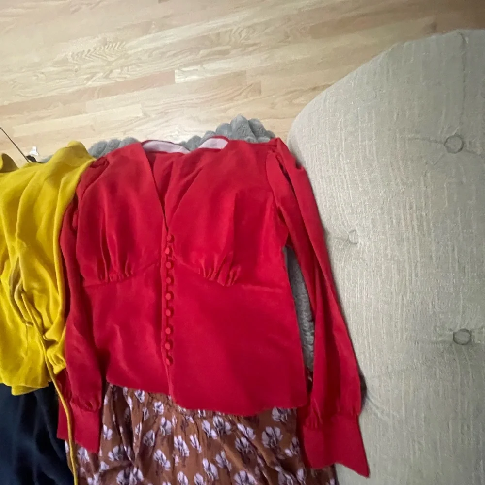 Assorted 16 Women's Blouses Collection - Picture 14 of 16